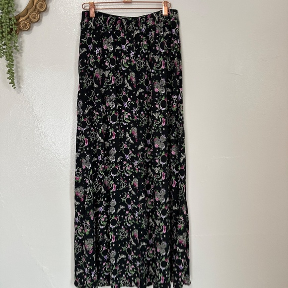 Hot Topic Dresses & Skirts - Hot Topic Witchy Floral Maxi Skirt, Size Medium